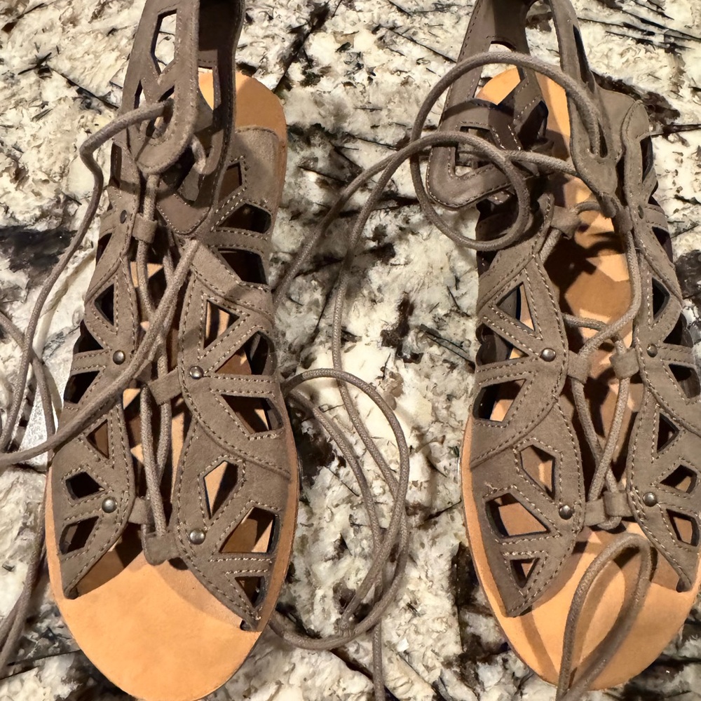 Women's Lace-Up Sandals in Taupe